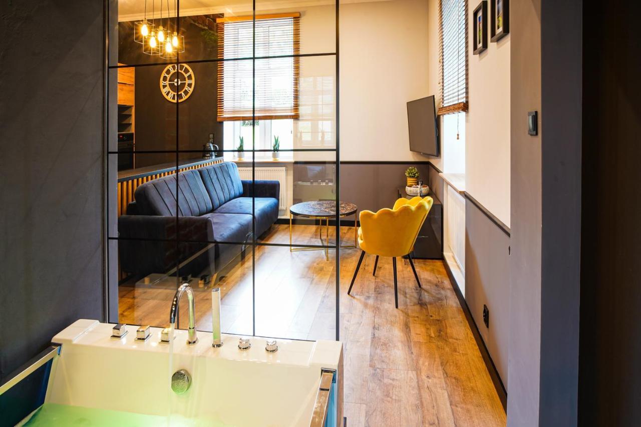 Apartament Z Jacuzzi W Centrum Sanoka Exterior photo